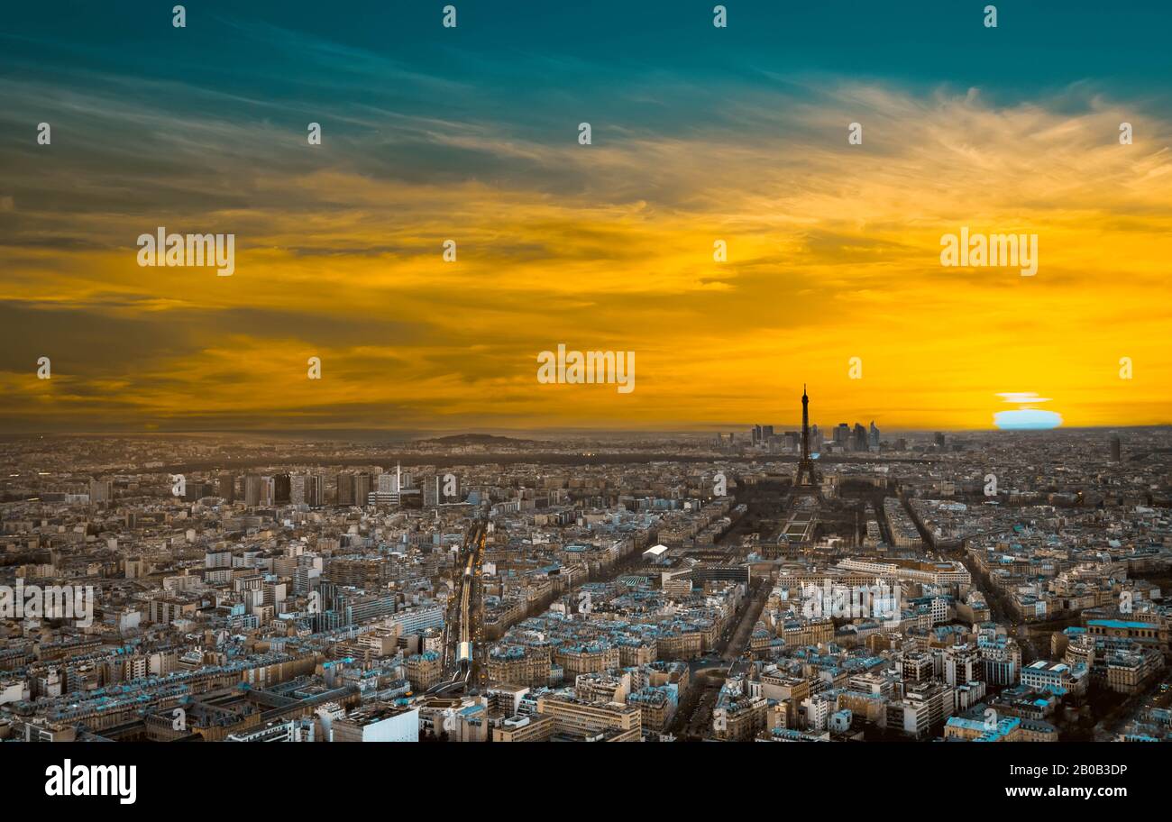 Luftbild Paris mit Eiffelturm nachts, Skyline von Paris mit Eiffelturm ...