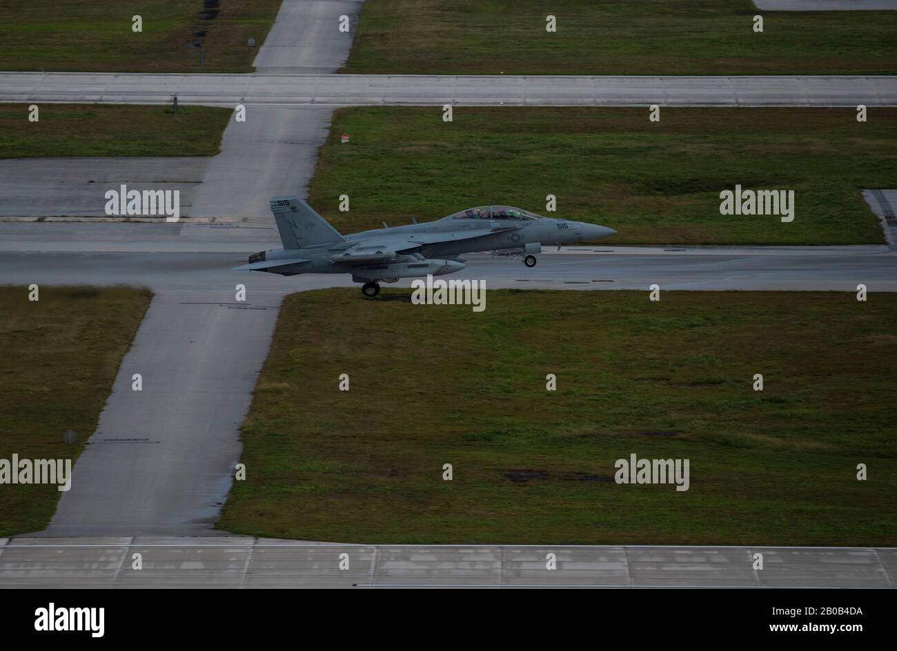 Ein EA-18G Growler der US Navy, dem Electronic Attack Squadron (VAQ) 138 zugeordnet, wird während Der Übung Cope North 20 auf der Andersen Air Force Base, Guam, 19. Februar 2020, in Angriff nehmen. Cope North 20 ist eine jährliche dreiseitige Feldübung, die auf der Andersen Air Force Base, Guam und rund um den Commonwealth der nördlichen Marianen (CNMI), Palau und Yap in den Föderierten Staaten von Mikronesien durchgeführt wird. (USA Air Force Foto von Airman 1st Class Michael S. Murphy) Stockfoto