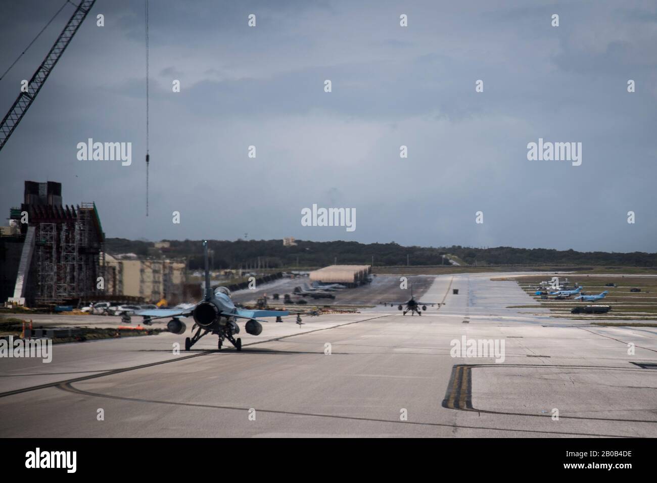 Eine US-Luftwaffe F-16C Fighting Falcon, die dem 18. Aggressor Squadron, Eielson Air Force Base, Alaska, zugewiesen ist, fährt bei der Rückkehr von einer Trainingssorge während der Übung COPE North, auf der Andersen Air Force Base, Guam, 19. Februar 2020 die Fluglinie hinunter. Cope North ist eine jährliche dreilaterale Feldtrainingsübung, die auf der Andersen Air Force Base, Guam und rund um den Commonwealth der nördlichen Marianen (CNMI), Palau und Yap in den Föderierten Staaten von Mikronesien durchgeführt wird. (USA Luftwaffenfoto von Master Sgt. Larry E. Reid Jr.) Stockfoto