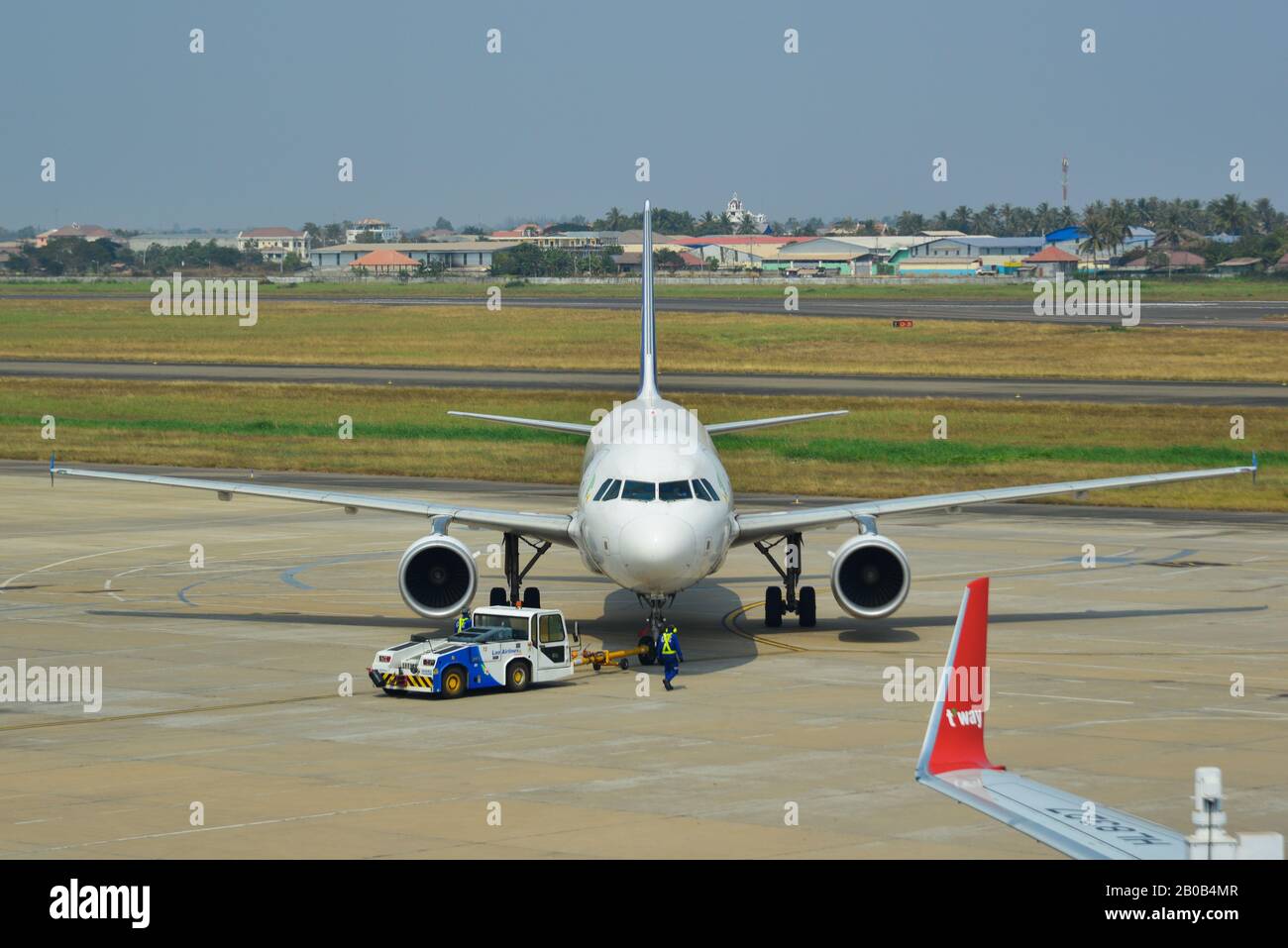 Vientiane, Laos - 8. Februar 2020. Lao Airlines Airbus A320 taxiert auf der Landebahn des Vientiane Wattay International Airport (VTE). Stockfoto