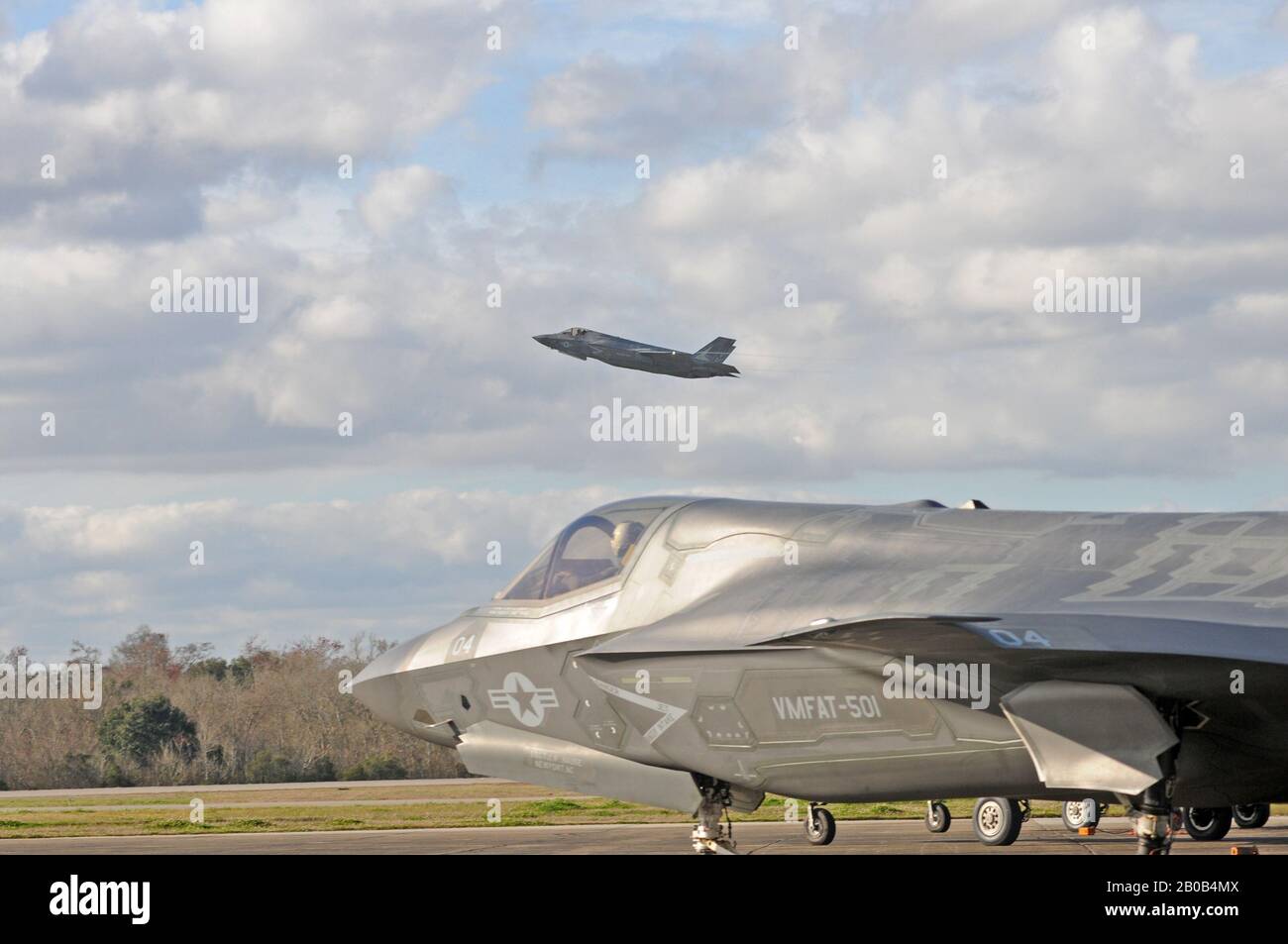 Marines mit Marine Fighter Attack Training Squadron 501 führen an Bord der Naval Air Station Joint Reserve Base New Orleans, 3. Februar 2020 eine Ausbildung von Luft-zu-Luft-Feinden durch. Stockfoto