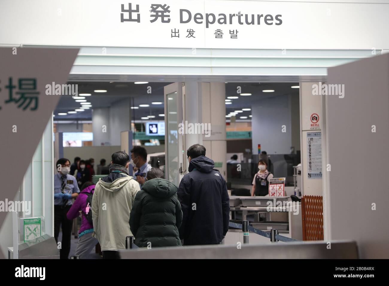 Tokio, Japan. Februar 2020. Chinesische Passagiere des Kreuzfahrtschiffs Diamond Princess werden am Haneda International Airport in Tokio, Japan, 20. Februar 2020 zur Sicherheitskontrolle aufsteigen. Der erste Charterflug, der von der chinesischen Regierung der Sonderverwaltungsregion Hongkong (HKSAR) arrangiert wurde, traf am Donnerstagmorgen in Hongkong ein und brachte 106 Einwohner Hongkongs auf dem von Coronavirus verursachten Kreuzfahrtschiff Diamond Princess aus Japan zurück. Credit: Du Xiaoyi/Xinhua/Alamy Live News Stockfoto