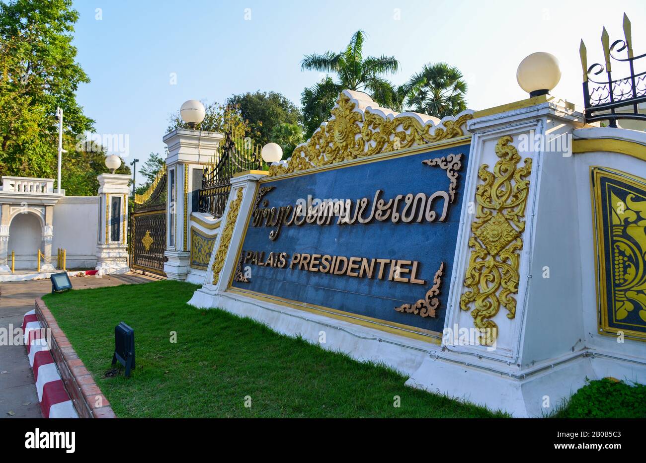 Vientiane, Laos - 29. Januar 2020. Präsidentenpalast in Vientiane, Laos. Das erste Mal wurde 1973 mit dem Bau begonnen, das der örtliche Architekt Khamphoung Ph Entworfen hatte Stockfoto