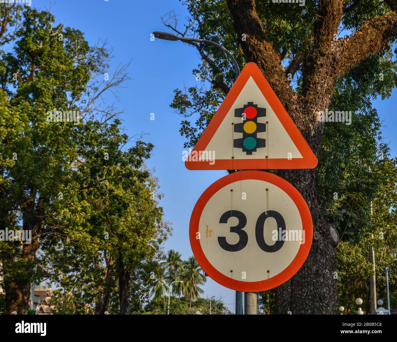 Verkehrsschild auf der Straße in der Altstadt von Luang Prabang, Laos. Stockfoto