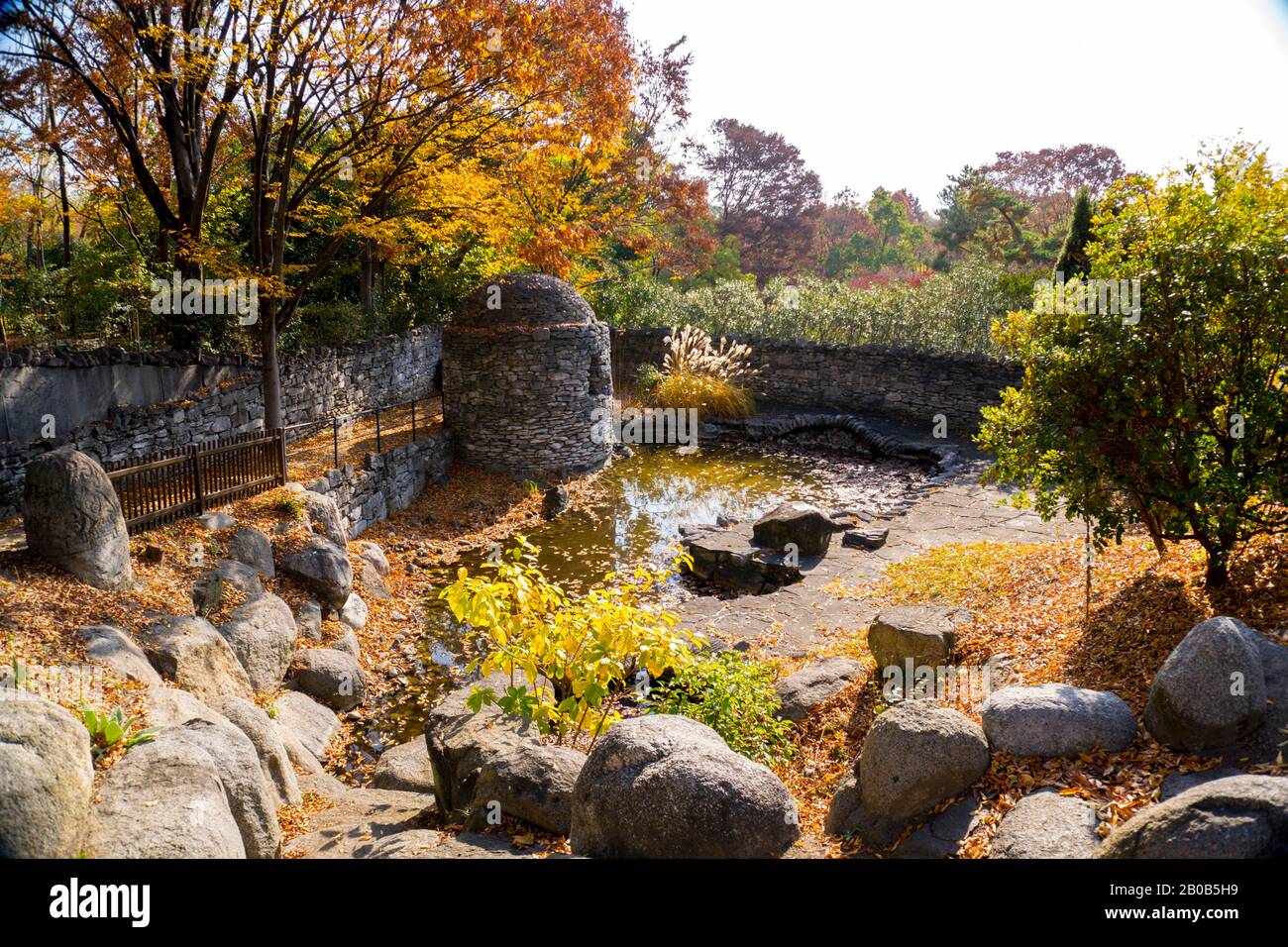 Osaka, Japan - Dezember 2020: Herbstlaub der Ruinen Irlands, EINE Hütte in Kuppelform im Tsurumi Ryokuchi Park Stockfoto
