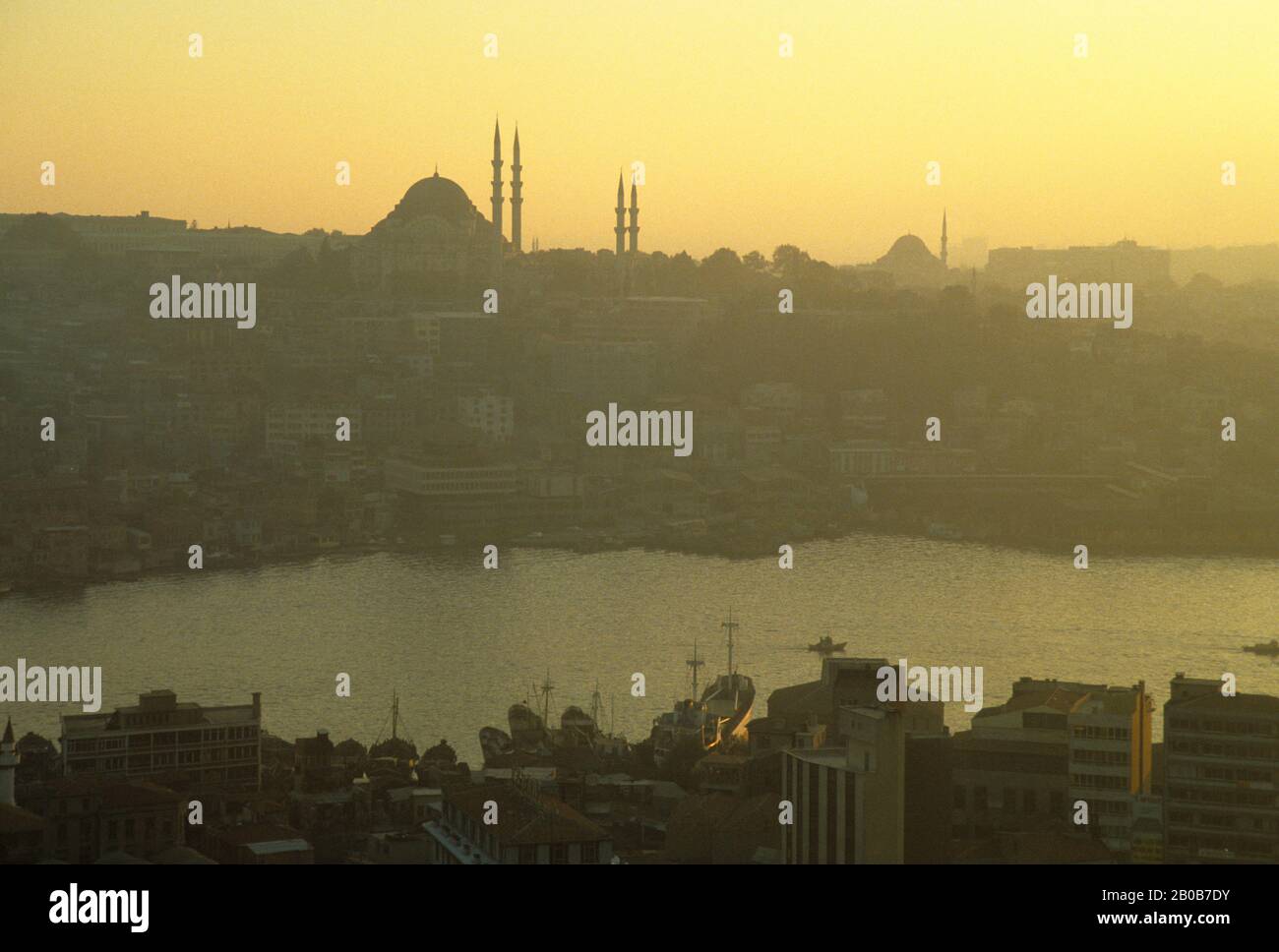 TÜRKEI, ISTANBUL, GOLDENES HORN, IM ABENDLICHT Stockfoto