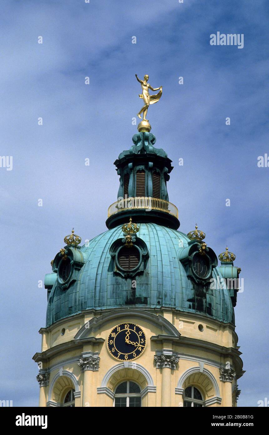 DEUTSCHLAND, WEST-BERLIN, SCHLOSS CHARLOTTENBURG, STATUE AUF DEM DACH Stockfoto