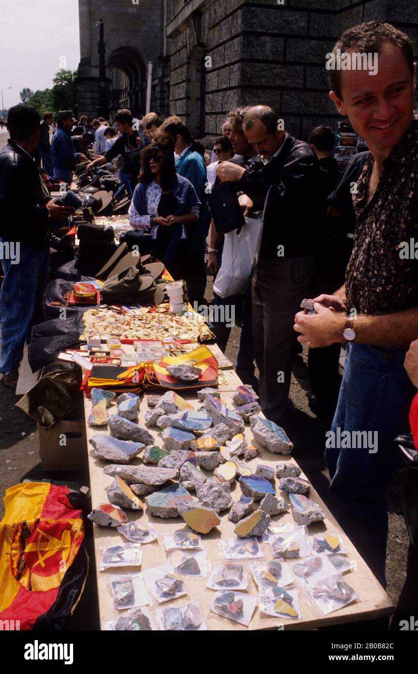 DEUTSCHLAND, WEST-BERLIN, SOUVENIRSTAND MIT BERLINER WANDSTÜCKEN Stockfoto