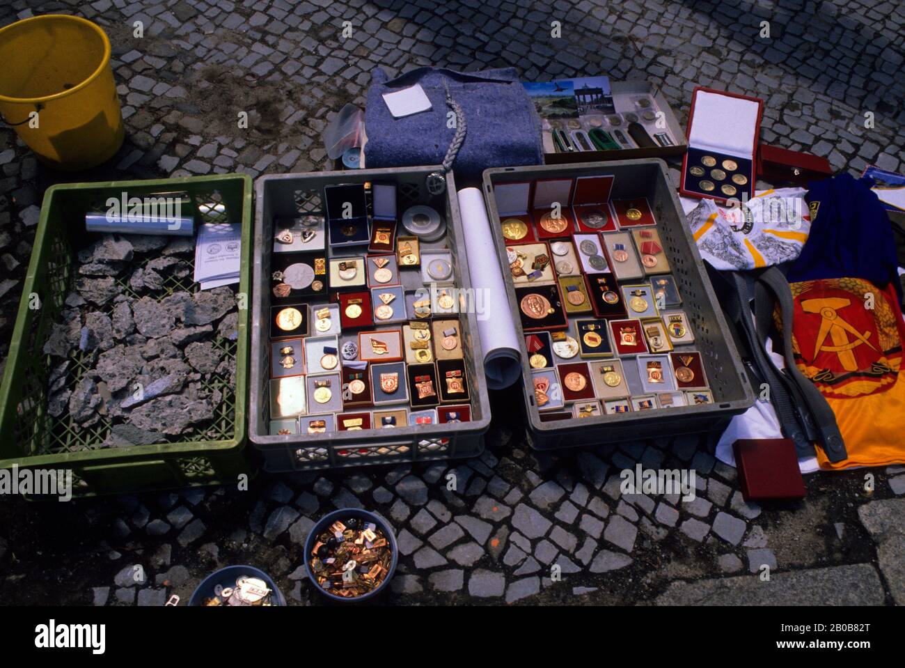 DEUTSCHLAND, WEST-BERLIN, ERINNERUNGSSTAND MIT VOLKSARMEE (OSTDEUTSCHE ARMEE) ARTEFAKTEN Stockfoto