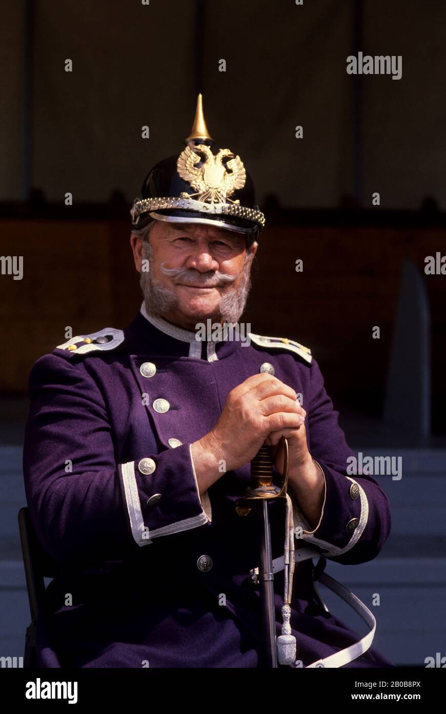 W. DEUTSCHLAND, LÜBECK, STRASSENSZENE, MAN VERKLEIDET SICH IN HISTORISCHER POLIZEIUNIFORM Stockfoto
