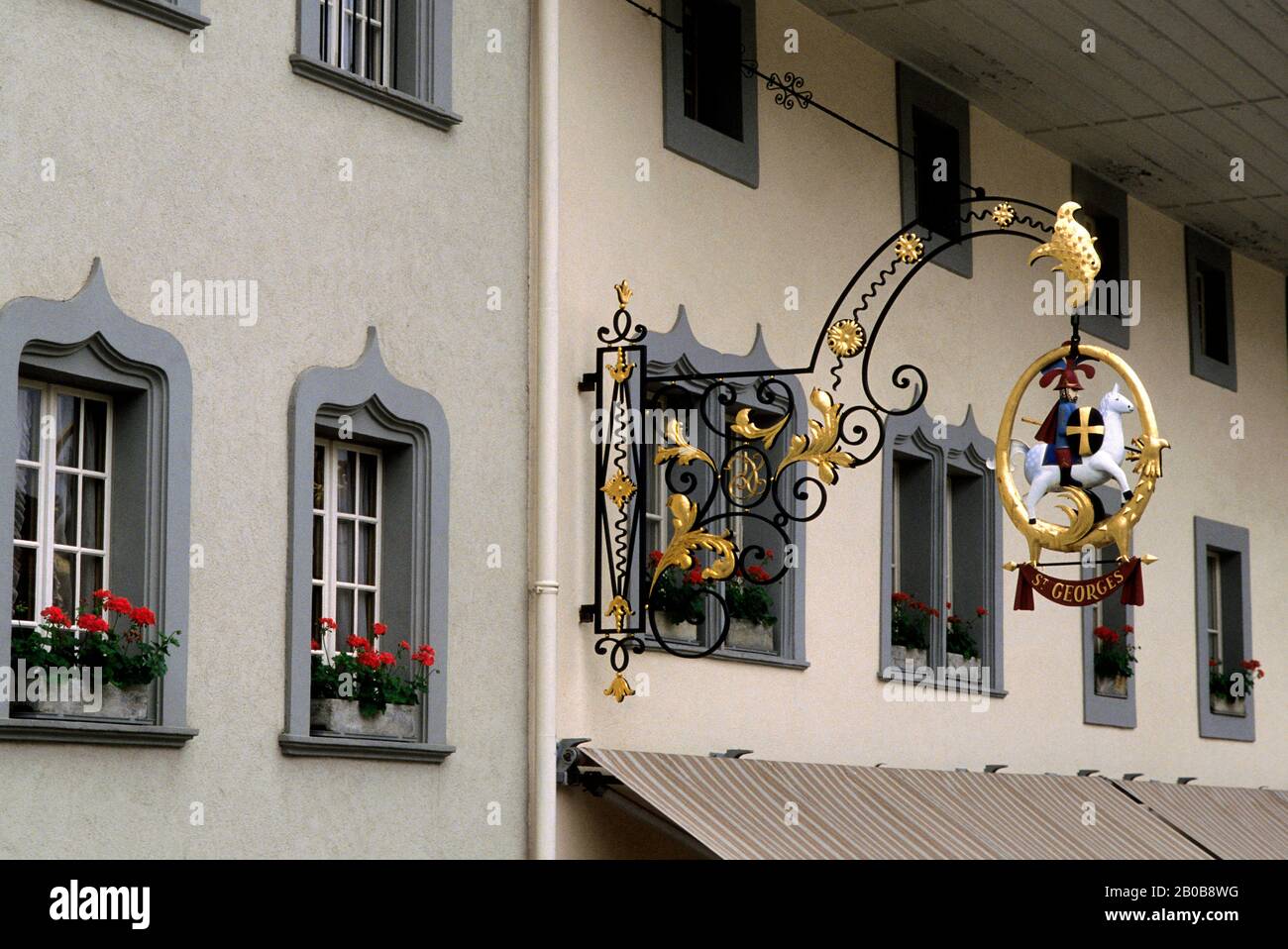 SCHWEIZ, GRUYERES, ARCHITEKTONISCHES DETAIL MIT FENSTER UND SCHMIEDEEISERNES SCHILD Stockfoto