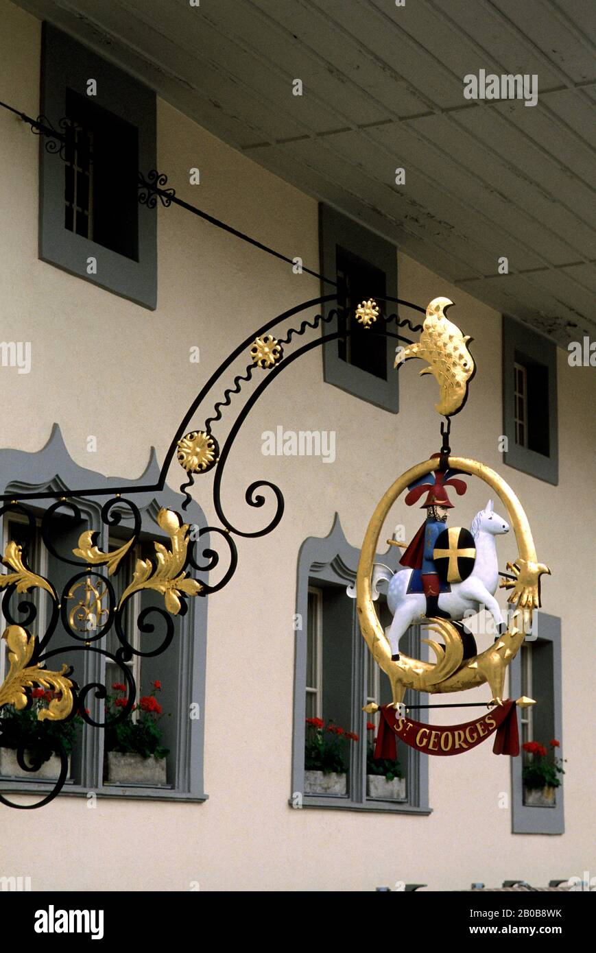 SCHWEIZ, GRUYERES, ARCHITEKTONISCHES DETAIL MIT SCHMIEDEEISERNDEM SCHILD Stockfoto