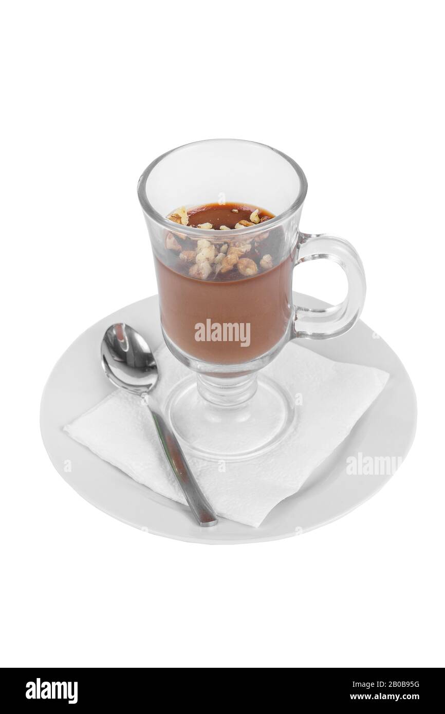 Kakao, heiße Schokolade mit Walnüssen in einem hohen Glasglas, auf einem Teller mit Teelöffel und Servietten, Seitenansicht, von oben, isolierter weißer Hintergrund Stockfoto