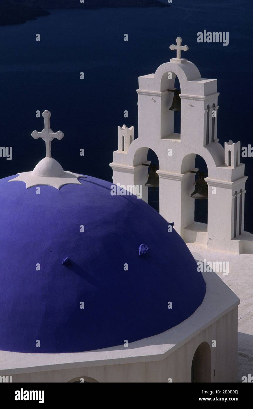 GRIECHENLAND, SANTORINI, PHIRA, KIRCHE MIT KIRCHTURM Stockfoto
