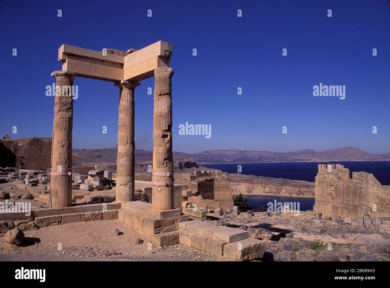 GRIECHENLAND, RHODOS, LINDOS, AKROPOLIS, ÖSTLICHER TEIL DER DORISCHEN STOA Stockfoto