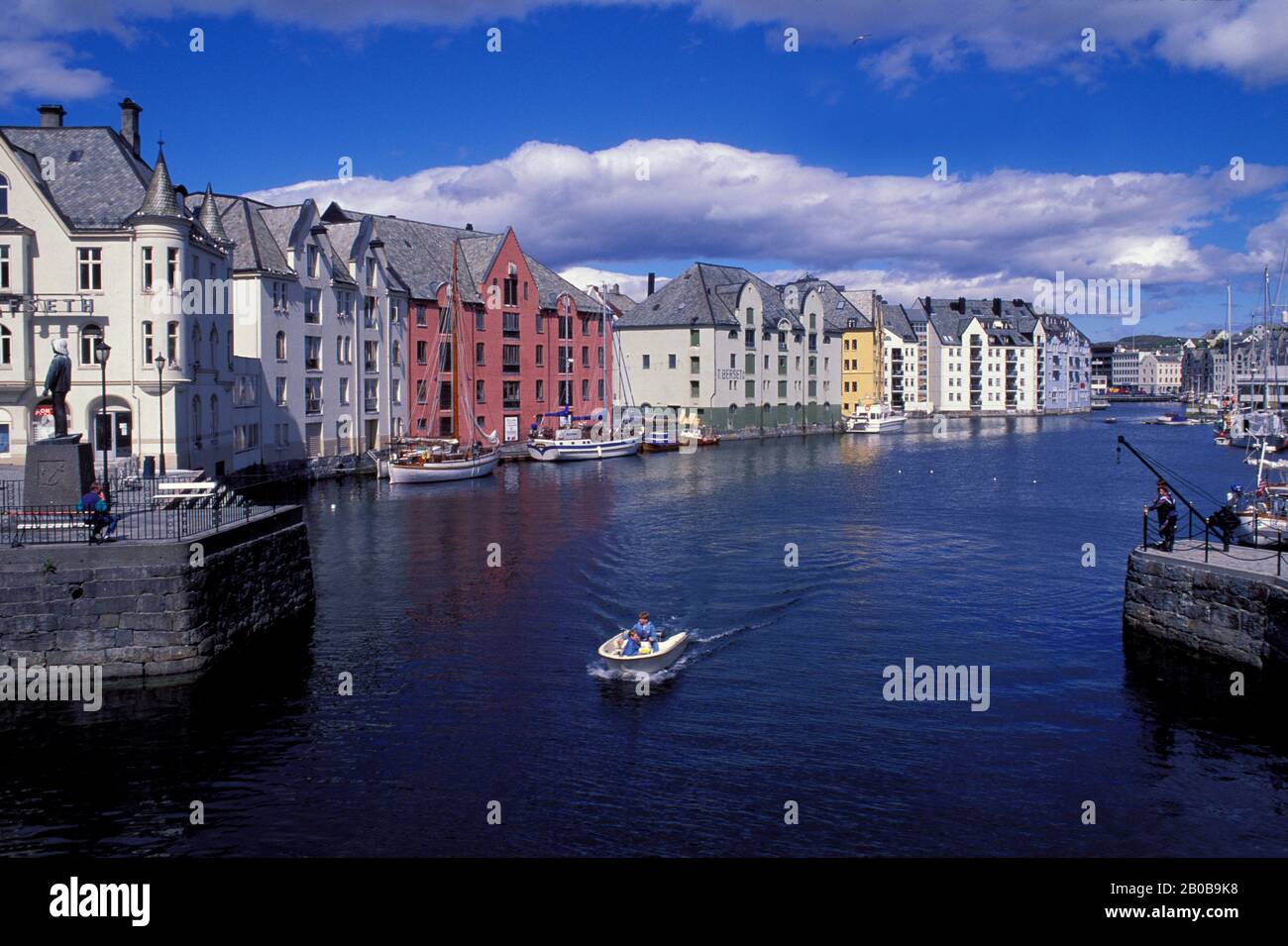 NORWEGEN, ALESUND, HAFEN, BAUTE NACH DEM BRAND VON 1904/05 LAGERHALLEN IM JUGENDSTIL UM Stockfoto