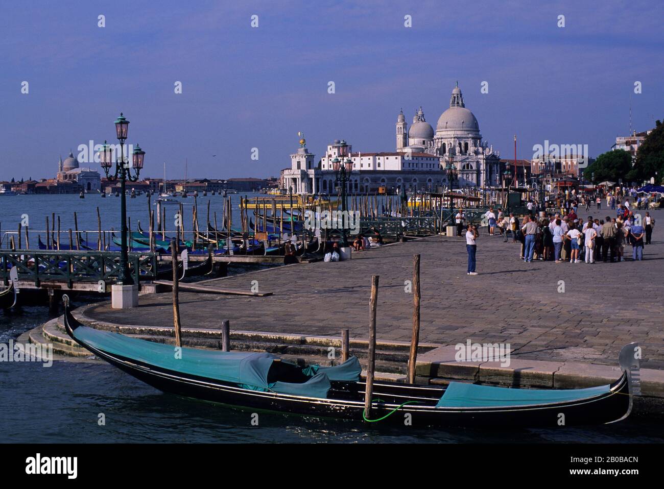 ITALIEN, VENEDIG, CANAL SAN MARCO, VENETIANISCHE GONDELN MIT SANTA MARIA DELLA SALUTE Stockfoto