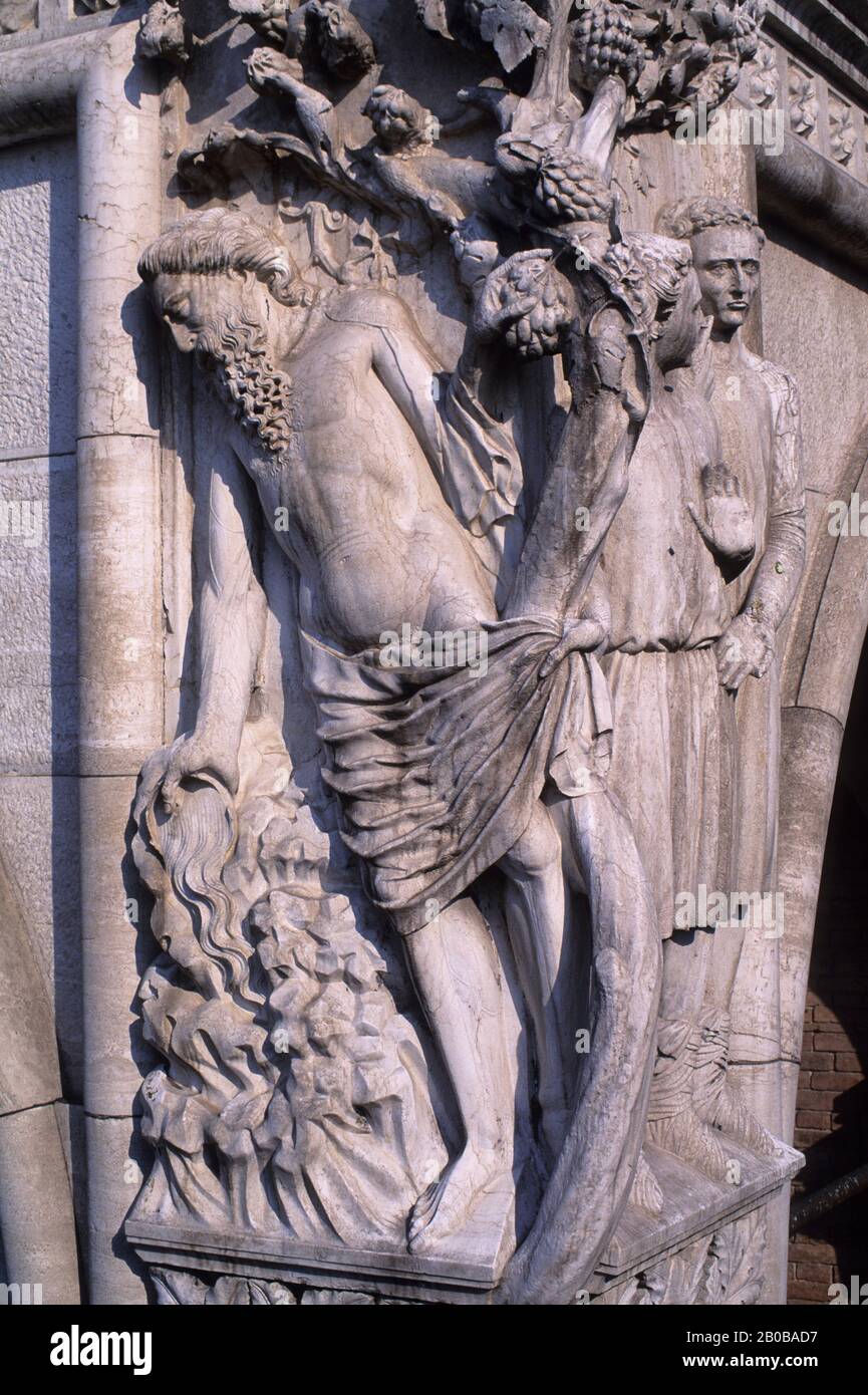 ITALIEN, VENEDIG, DOGENPALAST, ECKSTATUEN Stockfoto
