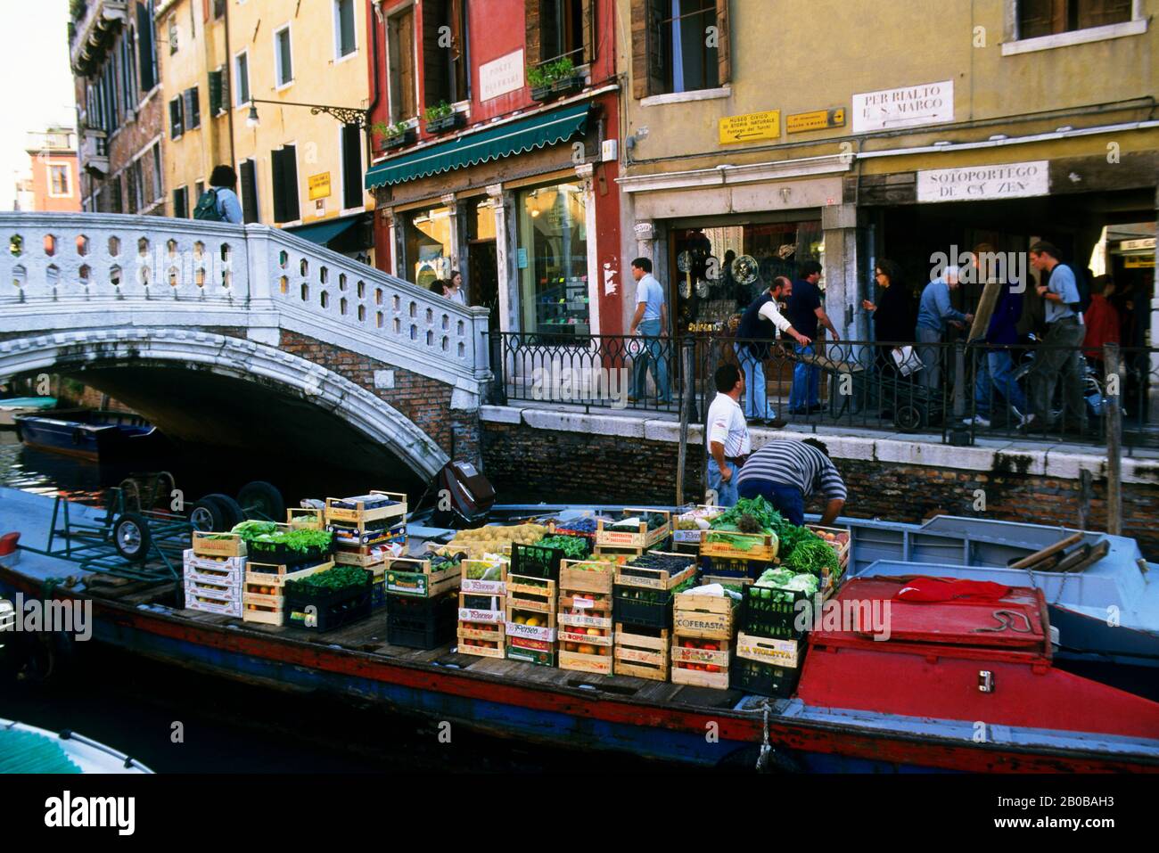ITALIEN, VENEDIG, KANAL, OBST UND GEMÜSE WERDEN AUS DEM BOOT ENTLADEN Stockfoto