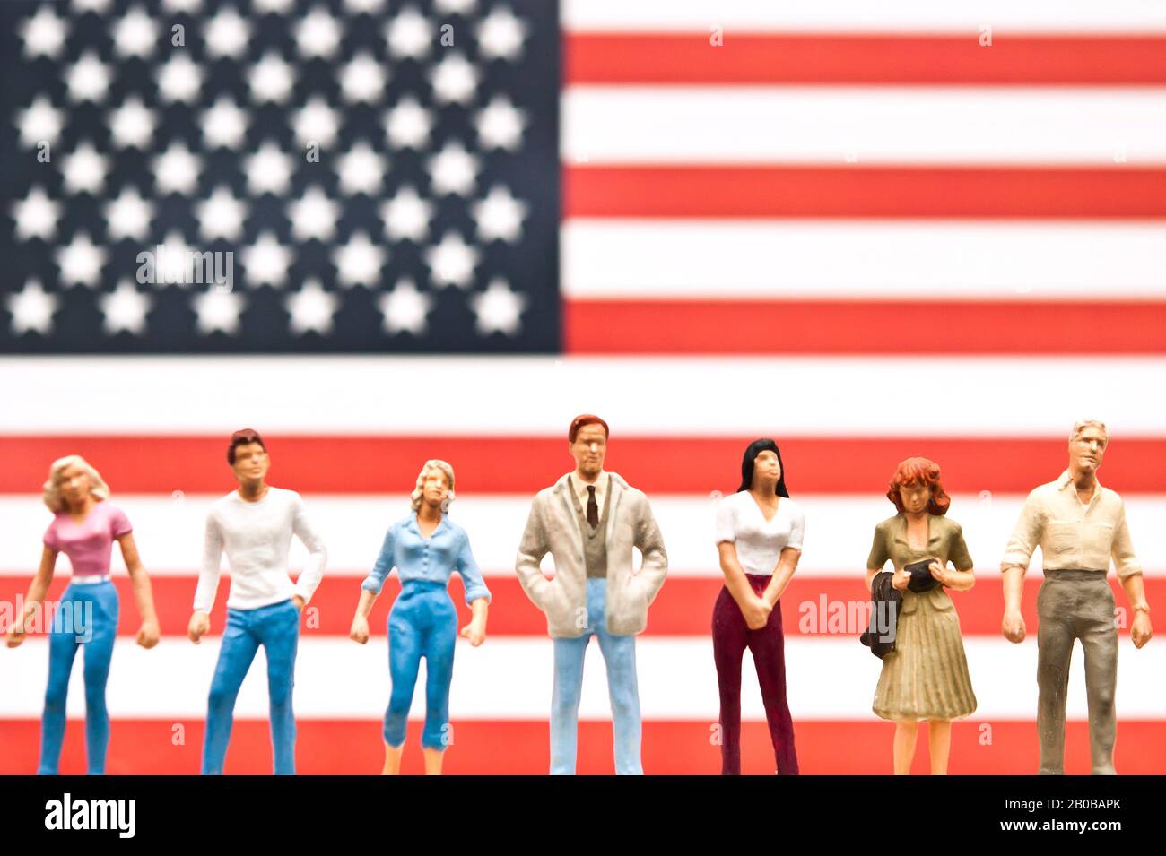 Volksfiguren und US-Flagge, Präsidentschaftswahl 2020 und People of America Konzept Stockfoto