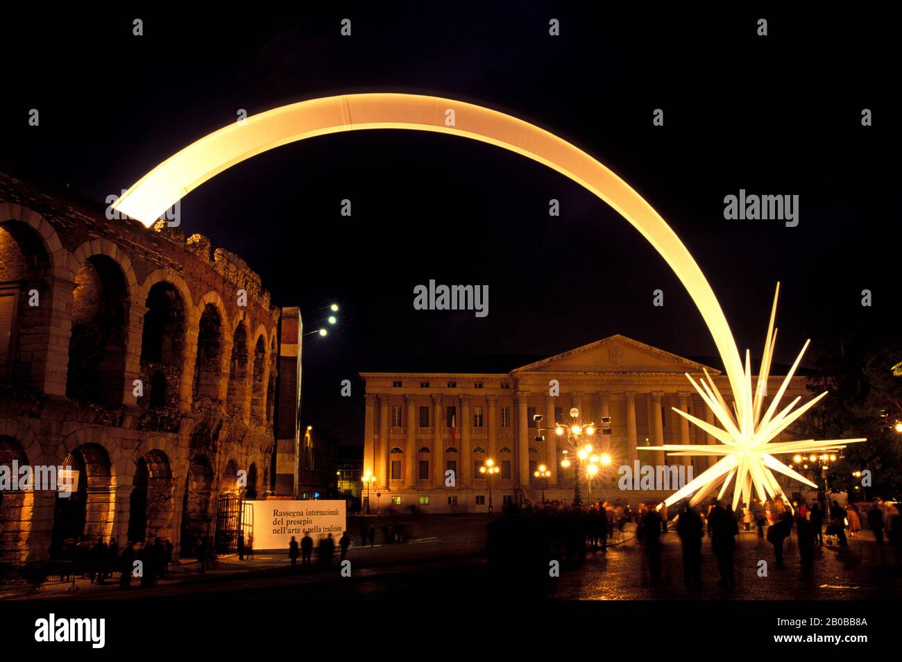 ITALIEN, VERONA, PIAZZA-BH, RÖMISCHE ARENA, STERNENSKULPTUR, NACHTS Stockfoto