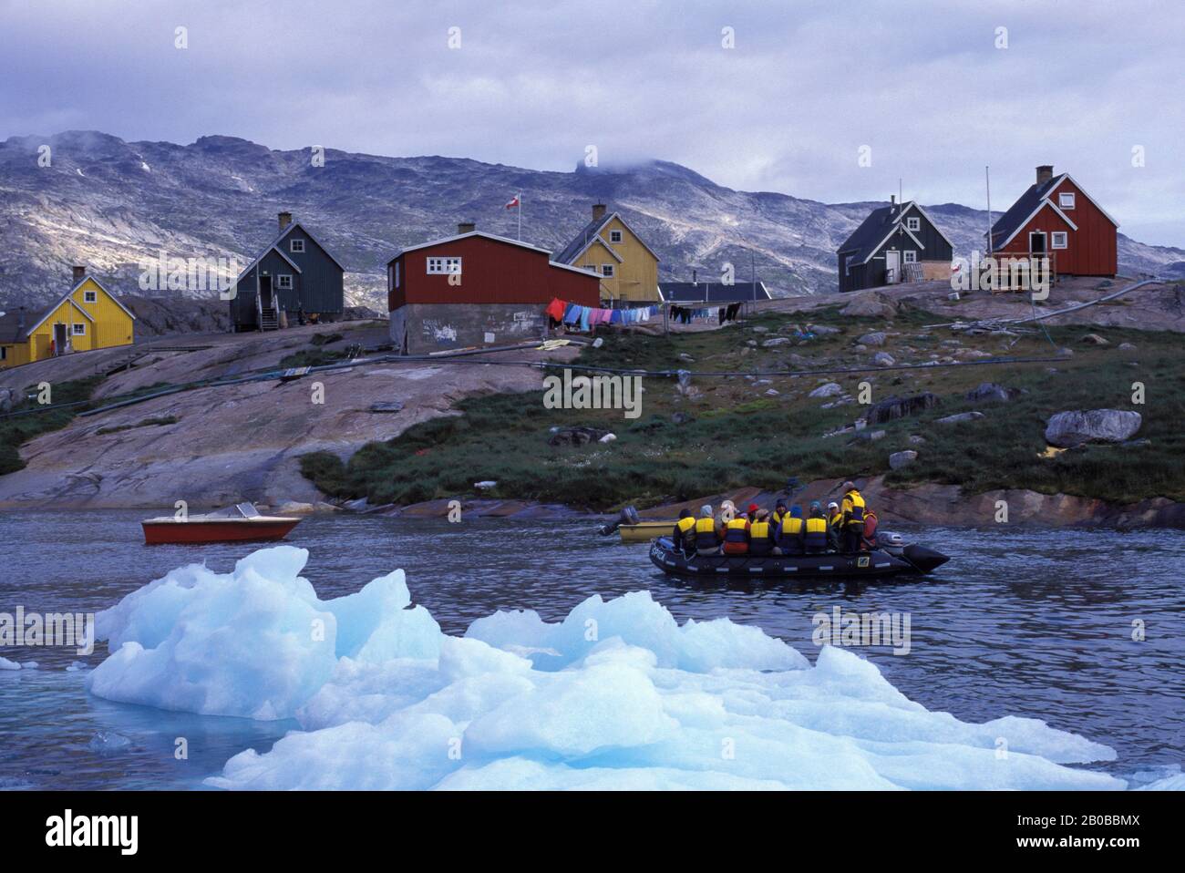 SÜDGRÖNLAND, KANGIKITSOQ-FJORD, DORF AUGPILAGTOQ, TOURISTEN LANDEN IM TIERKREIS Stockfoto