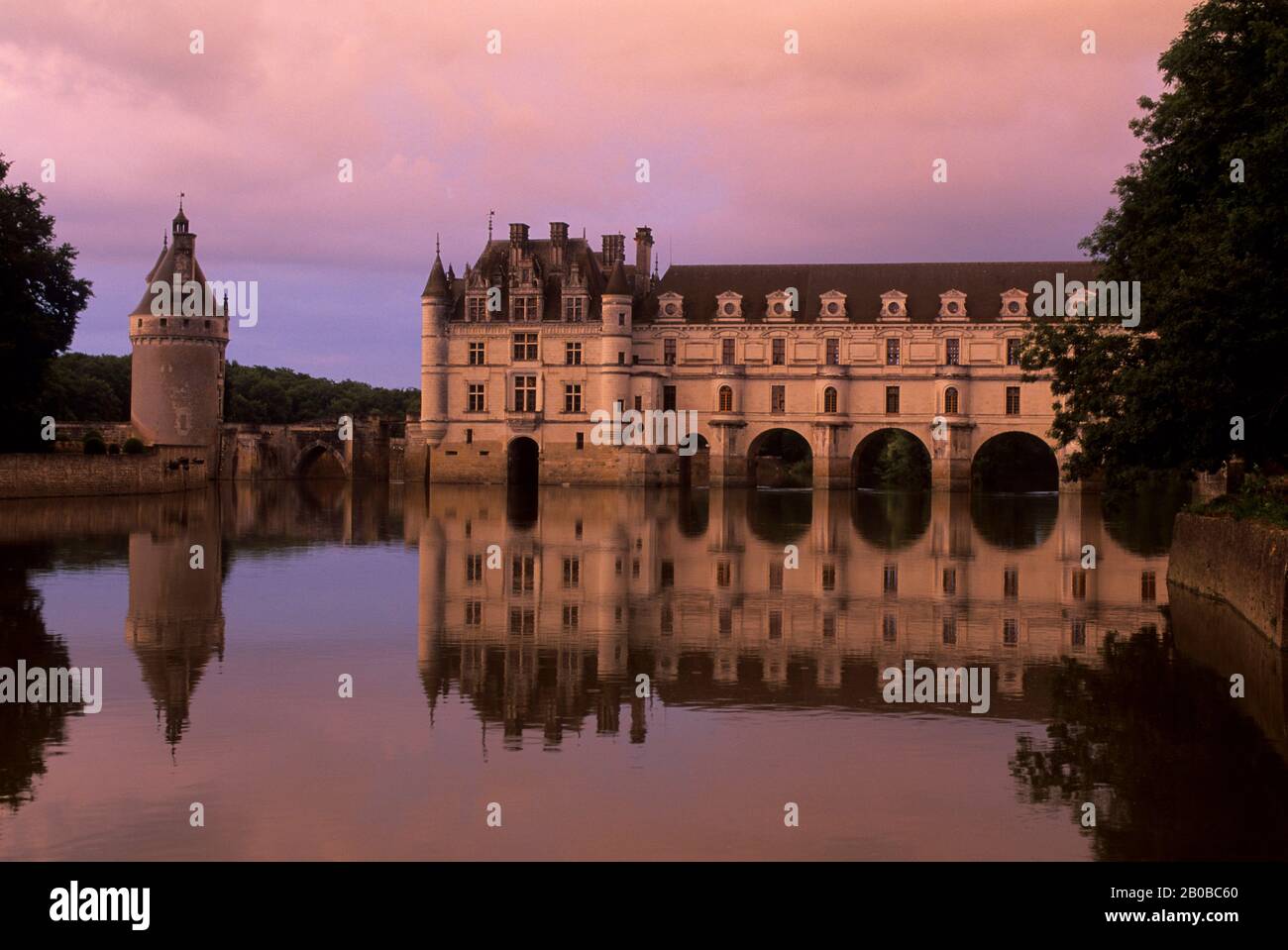 FRANKREICH, LOIRE-REGION, CHENONCEAUX CHATEAUX, SCHLOSS, FLUSS CHER, ABENDFOTOGRAFIE Stockfoto