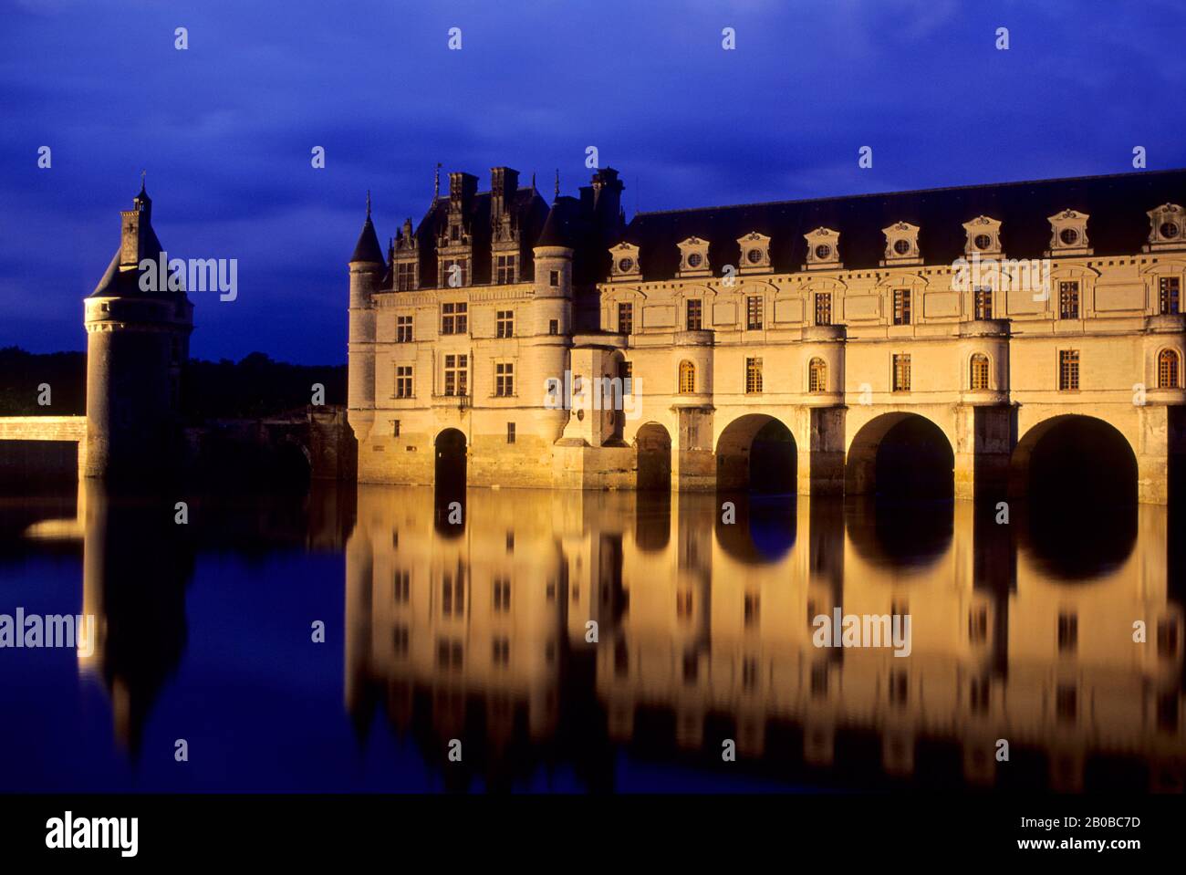 FRANKREICH, LOIRE-REGION, CHENONCEAUX CHATEAUX, SCHLOSS, FLUSS CHER, NACHTFOTOGRAFIE Stockfoto