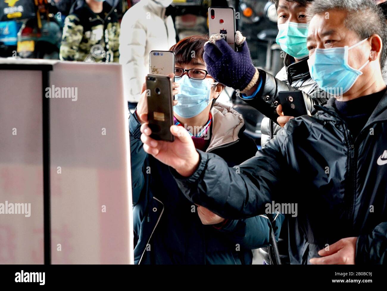 Zhengzhou, China. Februar 2020. Einwohner scannen einen QR-Code an einem Eingang zu einem Supermarkt in Zhengzhou, der zentralchinesischen Provinz Henan, 19. Februar 2020. Zhengzhou City of Henan Province hat am Mittwoch ein QR-Code-System eingeführt, das mit dem für Wohngemeinden betriebenen Registrierungssystem für Gesundheitszustände verbunden ist. Die Einwohner der Stadt können nun QR-Codes verwenden, um Transport zu nehmen und Einkäufe zu machen. Kredit: Xinhua/Alamy Live News Stockfoto