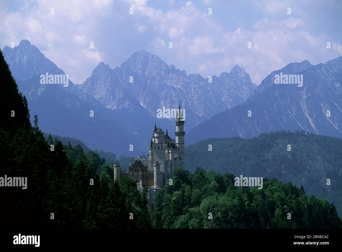 DEUTSCHLAND, BAYERN, IN DER NÄHE VON FÜSSEN, SCHLOSS NEUSCHWANSTEIN, MIT BERGEN IM HINTERGRUND, DEN ALPEN Stockfoto