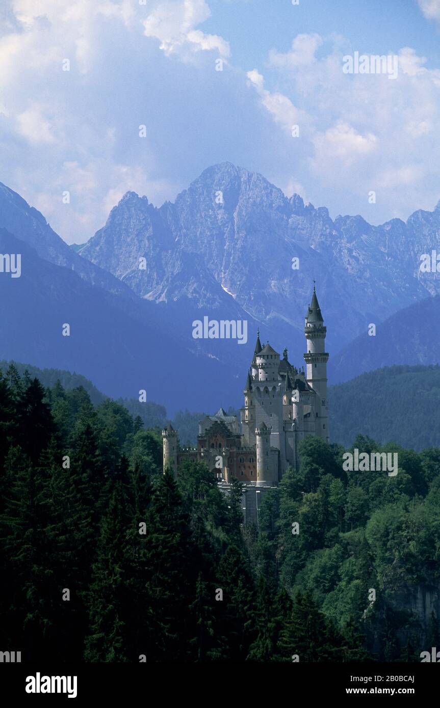 DEUTSCHLAND, BAYERN, IN DER NÄHE VON FÜSSEN, SCHLOSS NEUSCHWANSTEIN, MIT BERGEN IM HINTERGRUND, DEN ALPEN Stockfoto