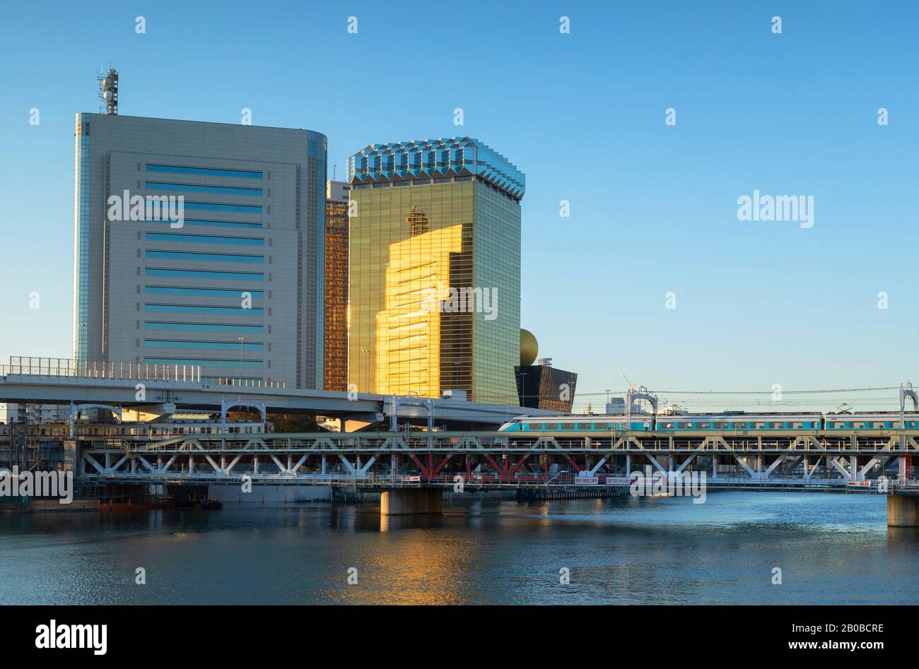 Asahi Breweries Tower und Sumida River, Tokio, Japan Stockfoto