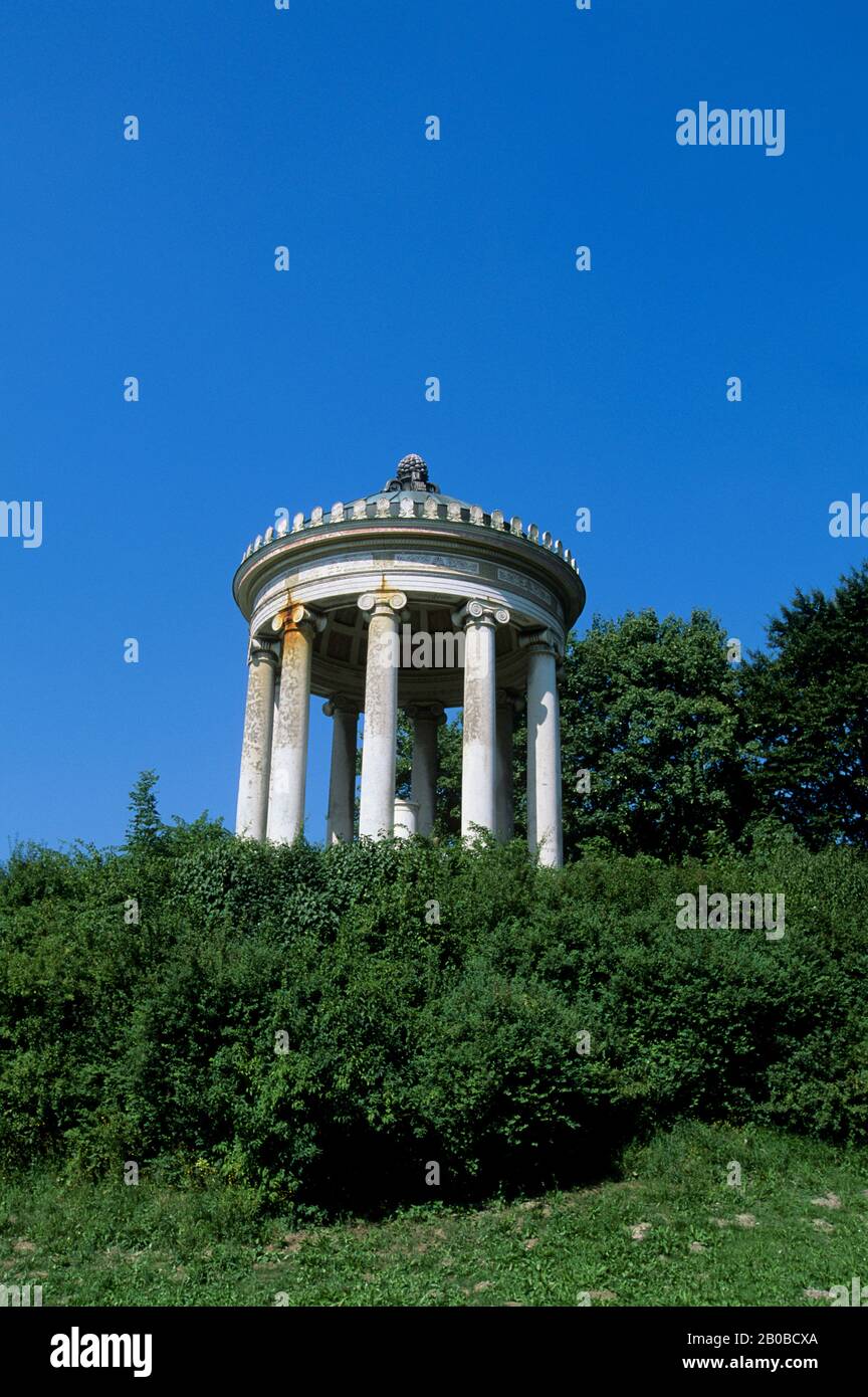 DEUTSCHLAND, BAYERN, MÜNCHEN, ENGLISCHER GARTEN, MONOPTEROS TERRASSE, KLASSISCHER TEMPEL Stockfoto