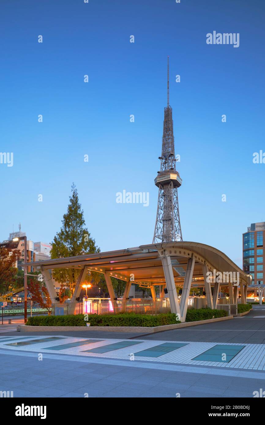 Busbahnhof Oasis 21 und Fernsehturm Nagoya im Morgengrauen, Nagoya, Japan Stockfoto