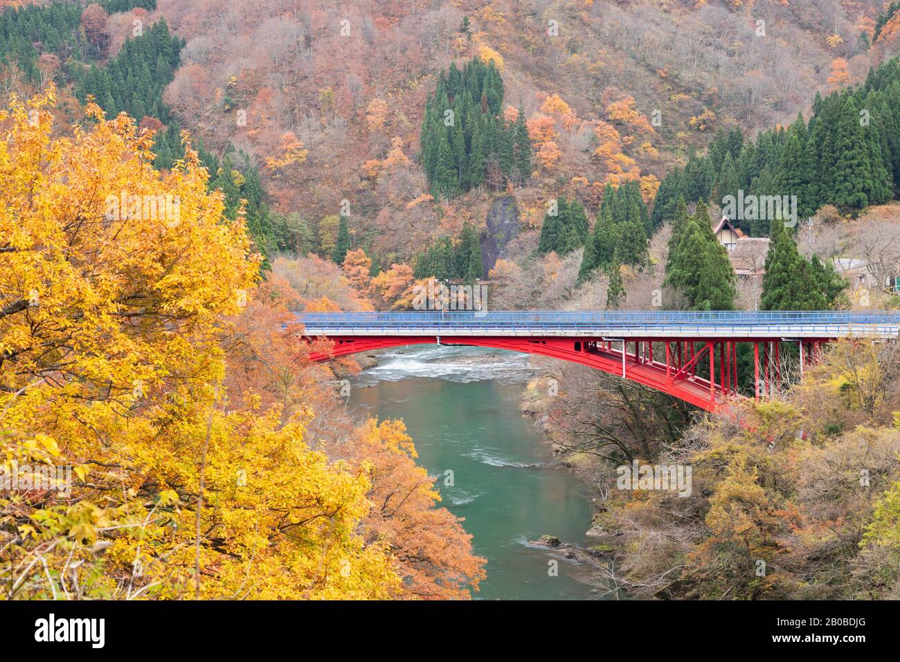 Brücke über den Fluss Sho, Kaimukura, Gokayama, Präfektur Toyama, Japan Stockfoto