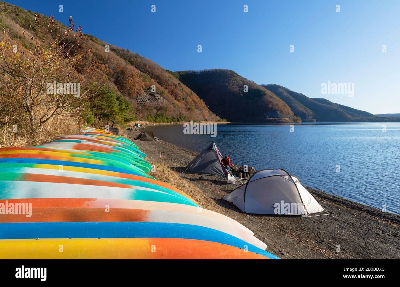 Menschen campen am Motosu-See, Präfektur Yamanashi, Japan Stockfoto