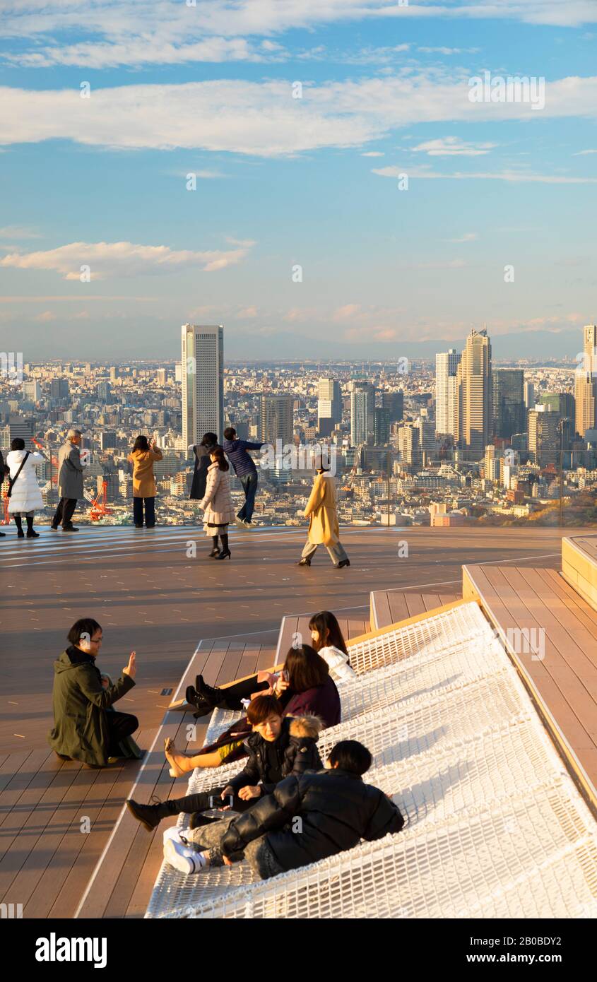 Menschen auf dem Dach des Shibuya Scramble Square, Shibuya, Tokio, Japan Stockfoto