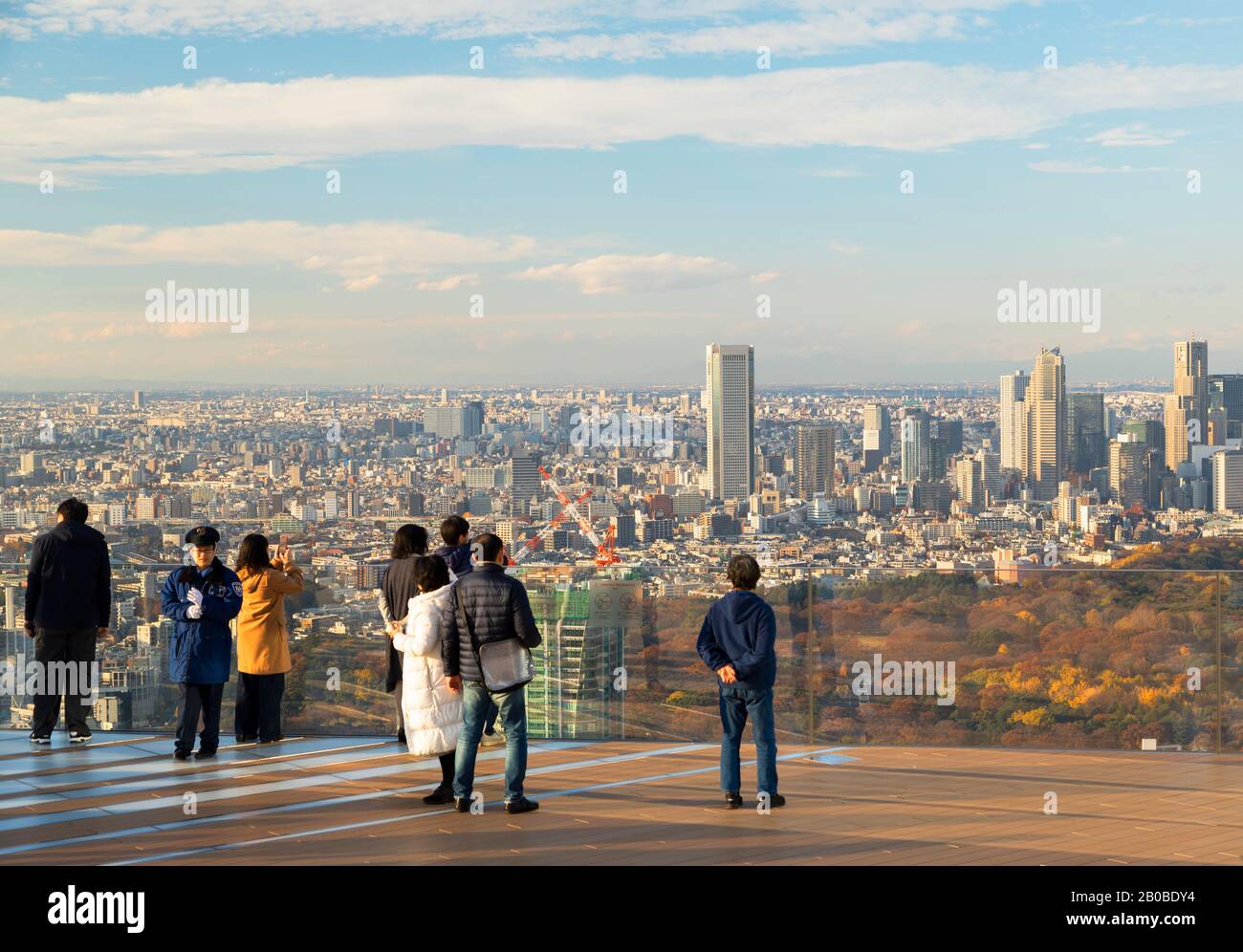 Menschen auf dem Dach des Shibuya Scramble Square, Shibuya, Tokio, Japan Stockfoto