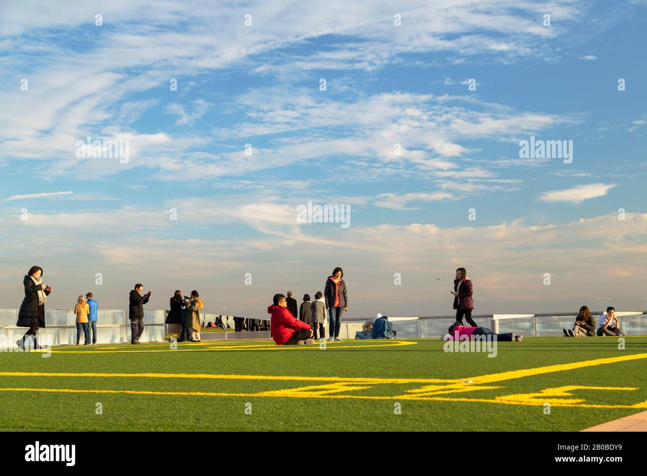 Menschen auf dem Dach des Shibuya Scramble Square, Shibuya, Tokio, Japan Stockfoto