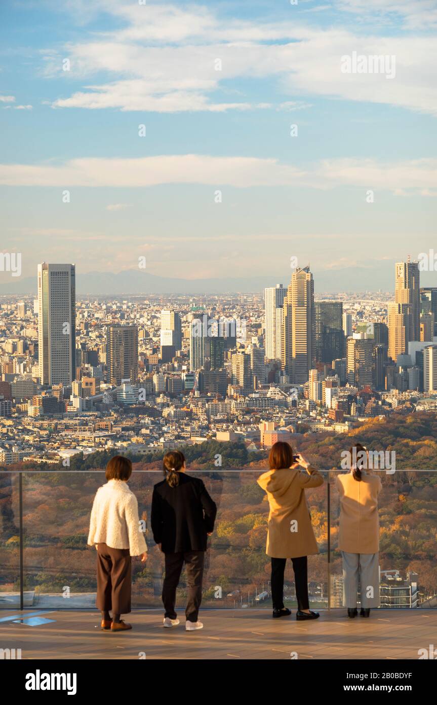 Menschen auf dem Dach des Shibuya Scramble Square, Shibuya, Tokio, Japan Stockfoto
