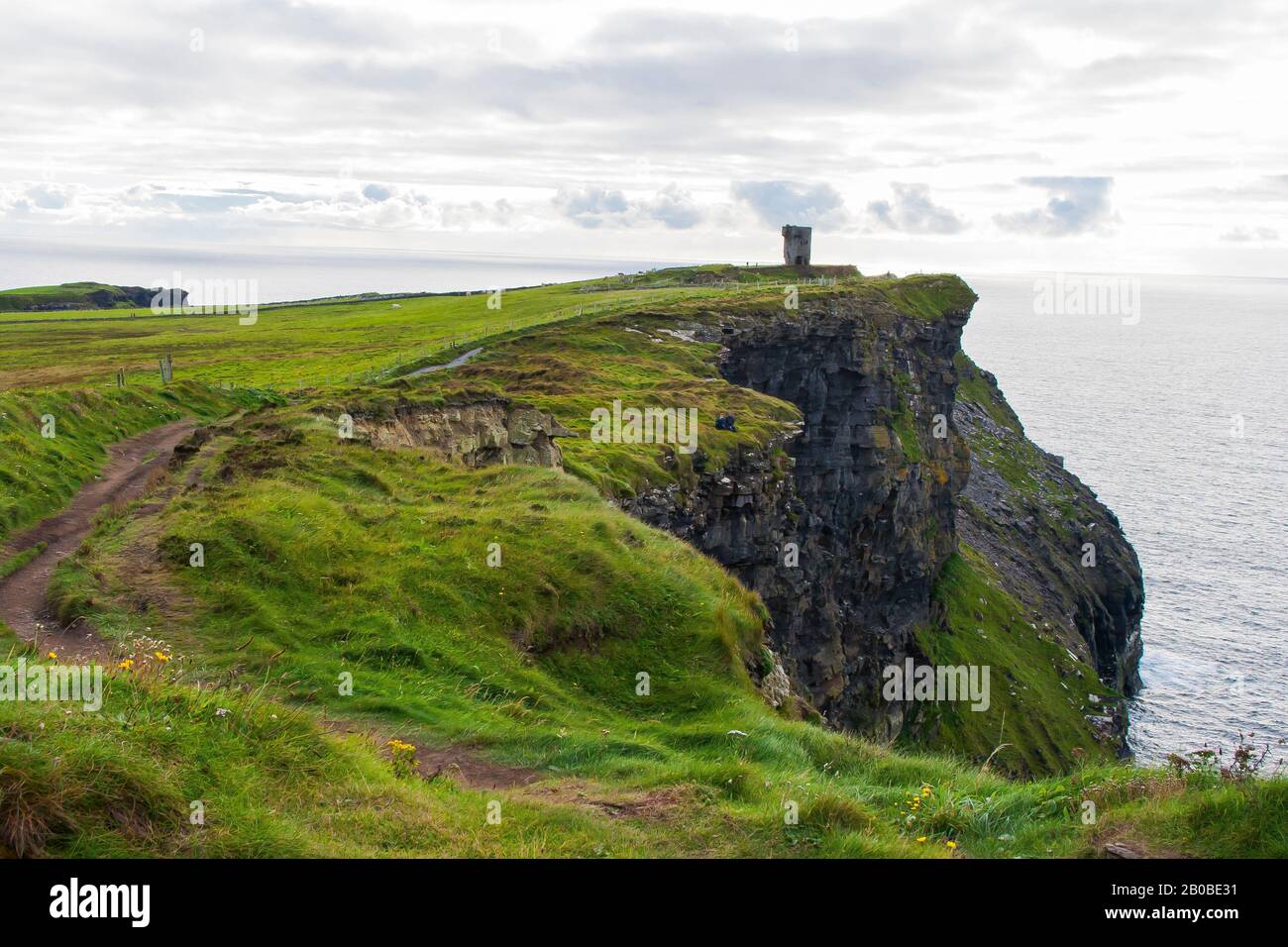 Der Dirt-Track an den Cliffs of Moher in Co Clare im Westen Irlands nahm an einem Überholungstag Teil. Diese Klippen sind ein beeindruckender Anblick und die Klippe Stockfoto