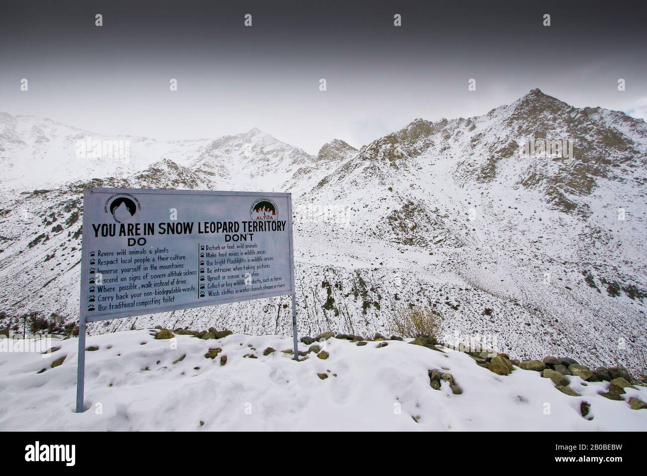 Schild mit Schneeleoparden am Eingang zum Ulley Valley. Zanskar Range. Ladakh. Himalaya. Indien Stockfoto