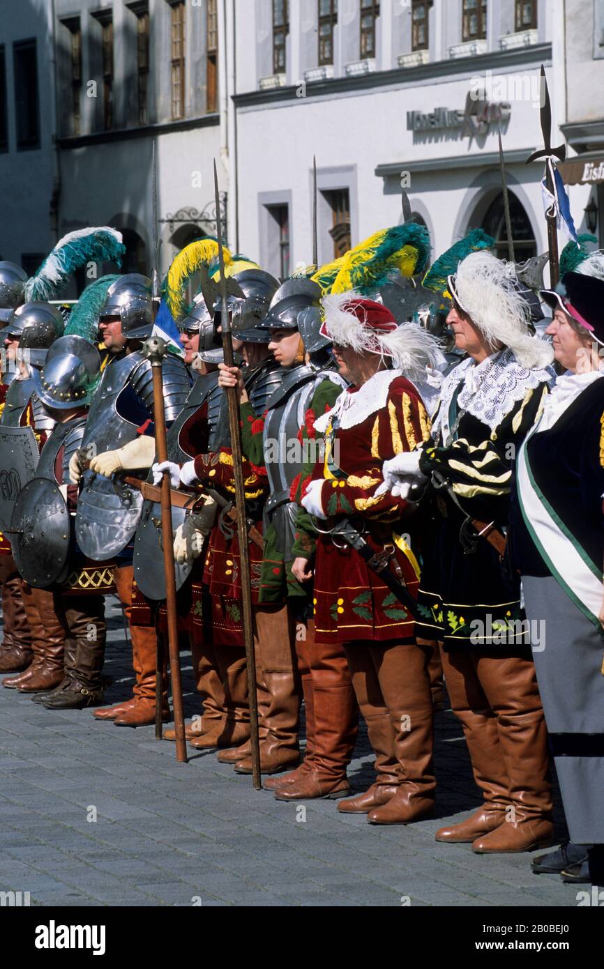 DEUTSCHLAND, TORGAU, MARKTPLATZ, FESTIVAL, MENSCHEN IN MITTELALTERLICHEN TRACHTEN (RITTER) Stockfoto
