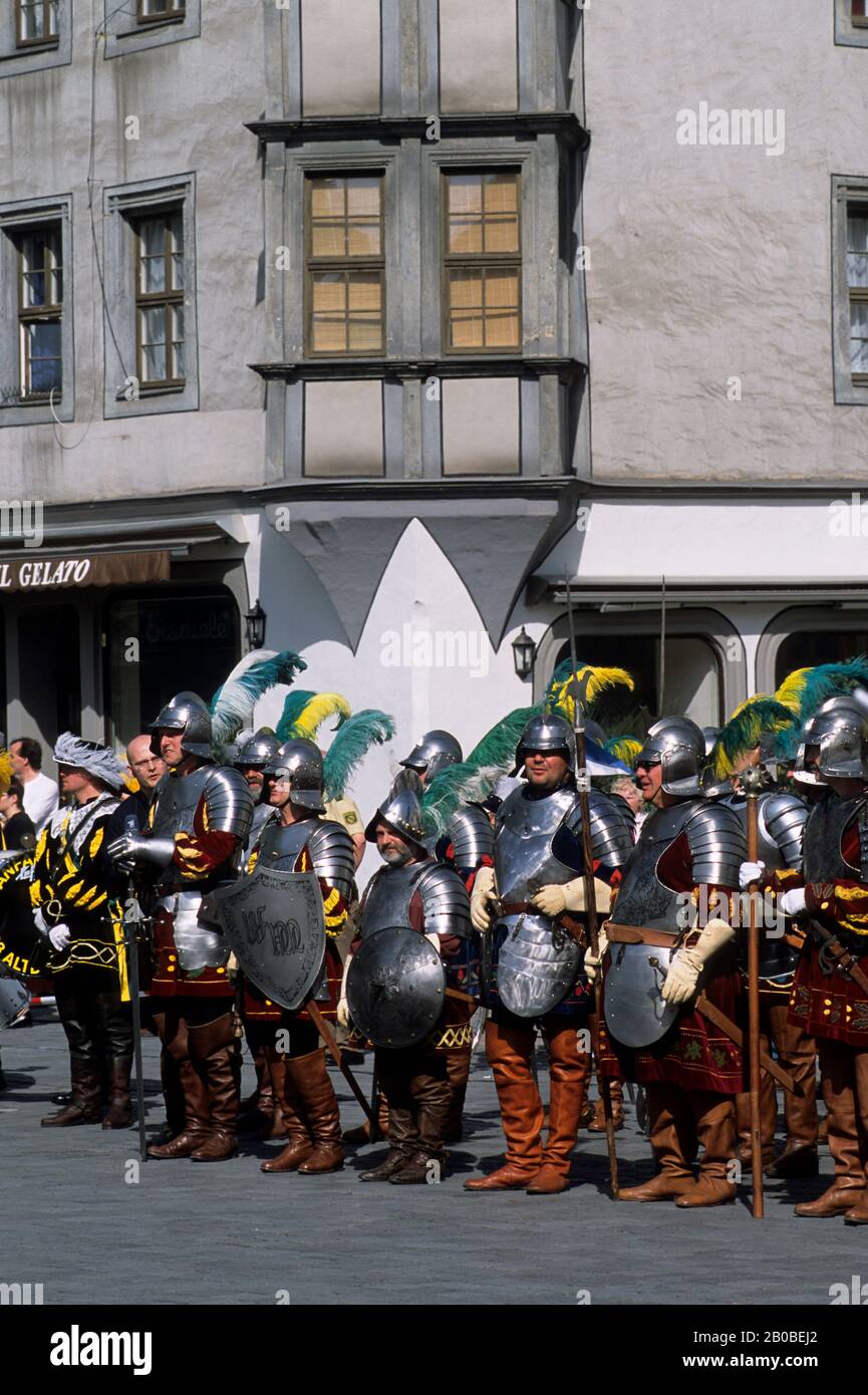 DEUTSCHLAND, TORGAU, MARKTPLATZ, FESTIVAL, MENSCHEN IN MITTELALTERLICHEN TRACHTEN (RITTER) Stockfoto