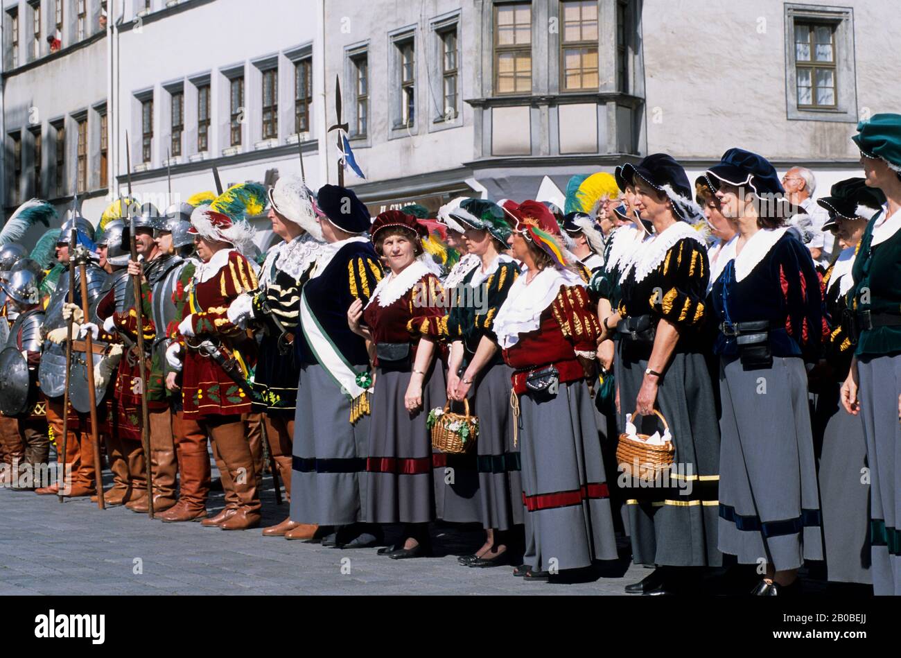 DEUTSCHLAND, TORGAU, MARKTPLATZ, FESTIVAL, MENSCHEN IN MITTELALTERLICHEN TRACHTEN (RITTER) Stockfoto