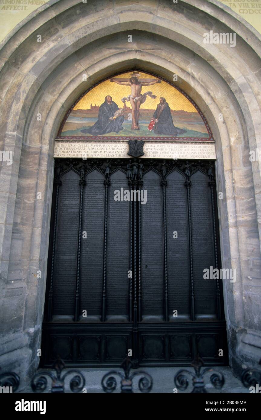 DEUTSCHLAND, WITTENBERG, SCHLOSSKIRCHE, TÜR, WO MARTIN LUTHER SEINE THESE VERNAGELTE Stockfoto
