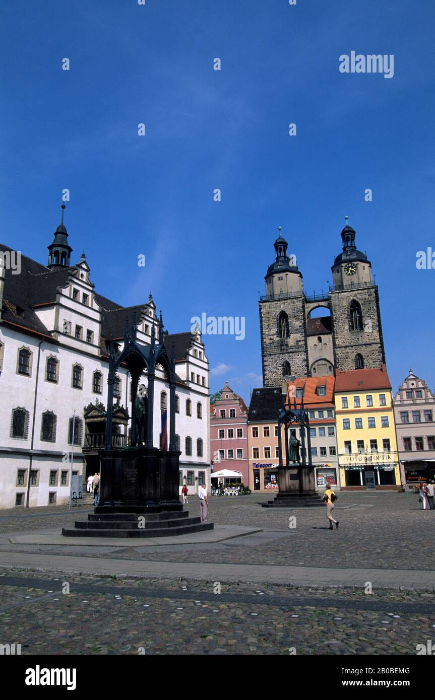 DEUTSCHLAND, WITTENBERG, MARKTPLATZ MIT RATHAUS UND ST. MARIAS STADTKIRCHE Stockfoto