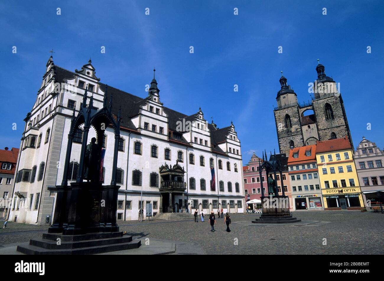 DEUTSCHLAND, WITTENBERG, MARKTPLATZ MIT RATHAUS UND ST. MARIAS STADTKIRCHE Stockfoto