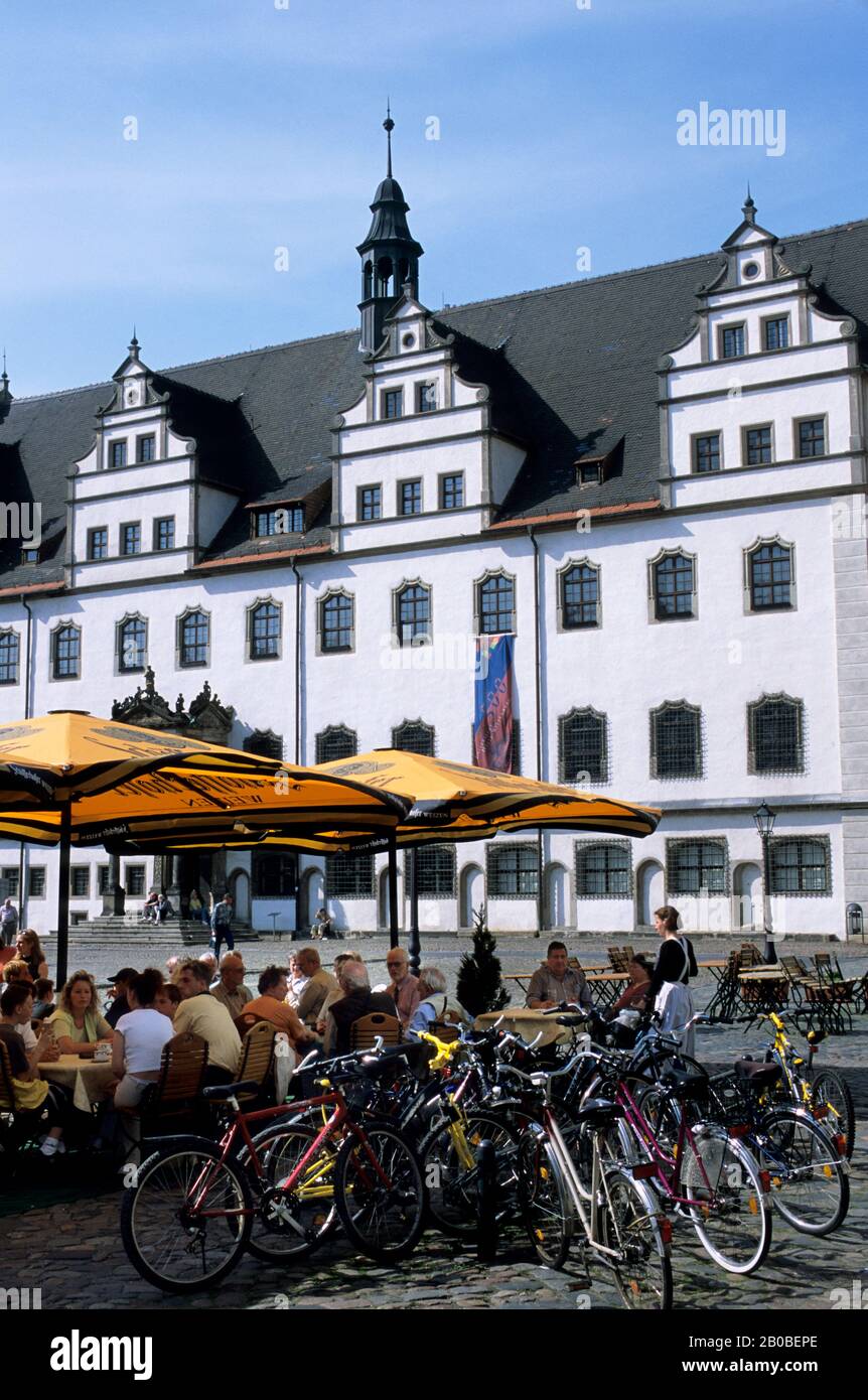DEUTSCHLAND, WITTENBERG, MARKTPLATZ, BÜRGERSTEIGCAFÉ, RATHAUS IM HINTERGRUND Stockfoto