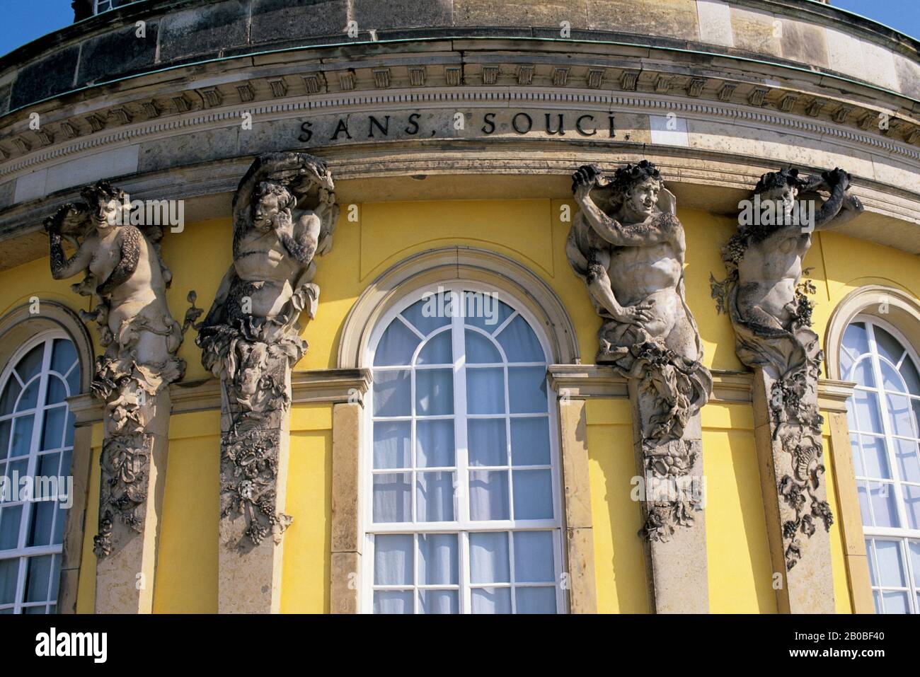 DEUTSCHLAND, IN DER NÄHE VON BERLIN, POTSDAM, SCHLOSS SANSSOUCI, SOMMERRESIDENZ FRIEDRICH DES GROSSEN, STATUEN Stockfoto